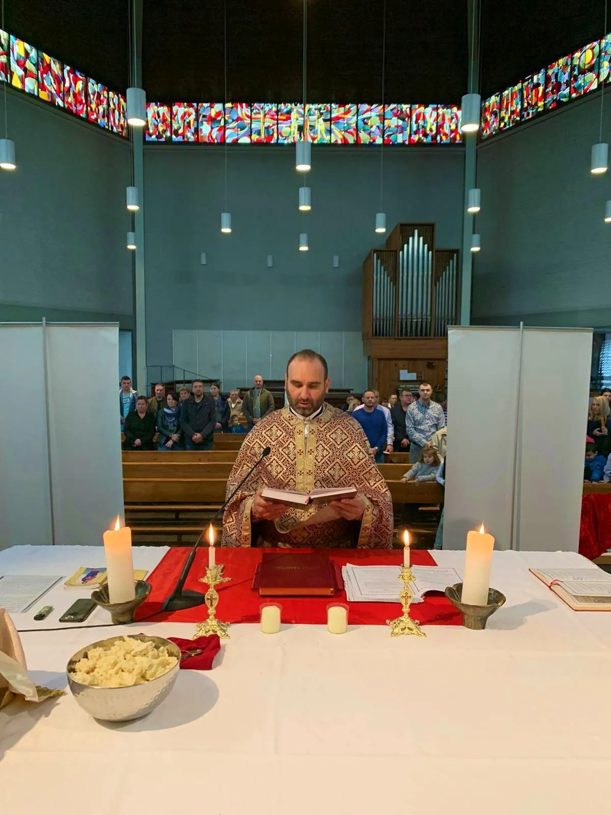 bogosluzba na svestenik